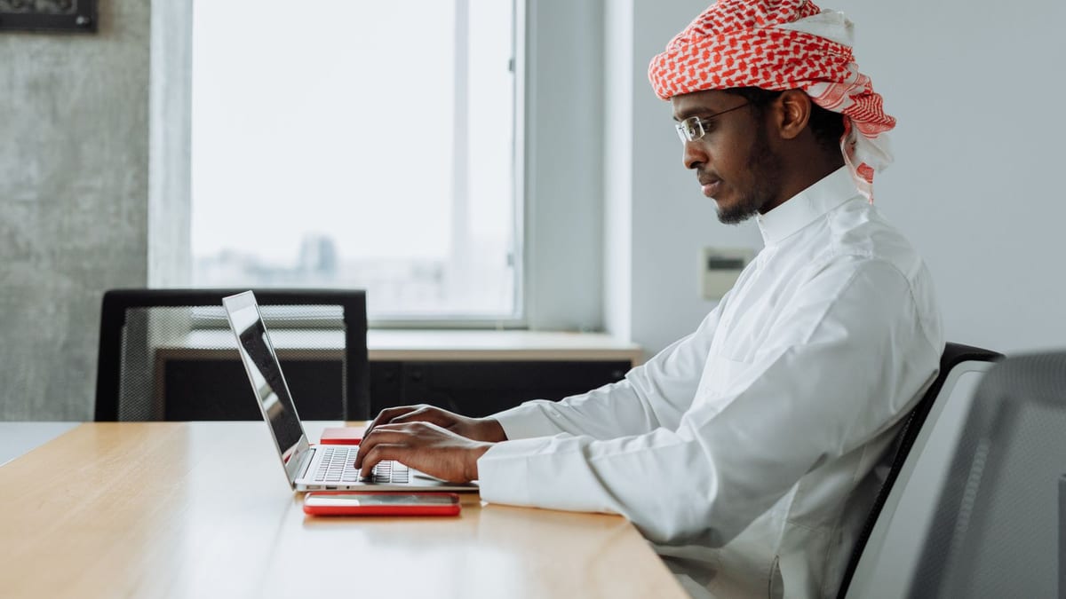 مسك الدفاتر والقيود المحاسبية شهريًا على قيود أو دفترة أو زوهو