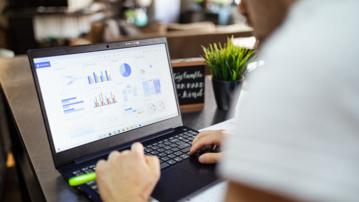 تصميم جدول Excel ذكي بمعادلات ولوحة تقارير لعملك